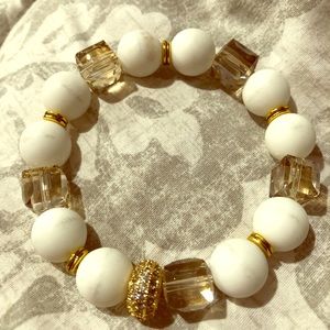 Elegant elastic beaded bracelet